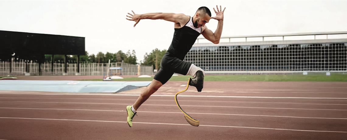 Marathonläufer mit Beinprothese sprintet in einer Arena